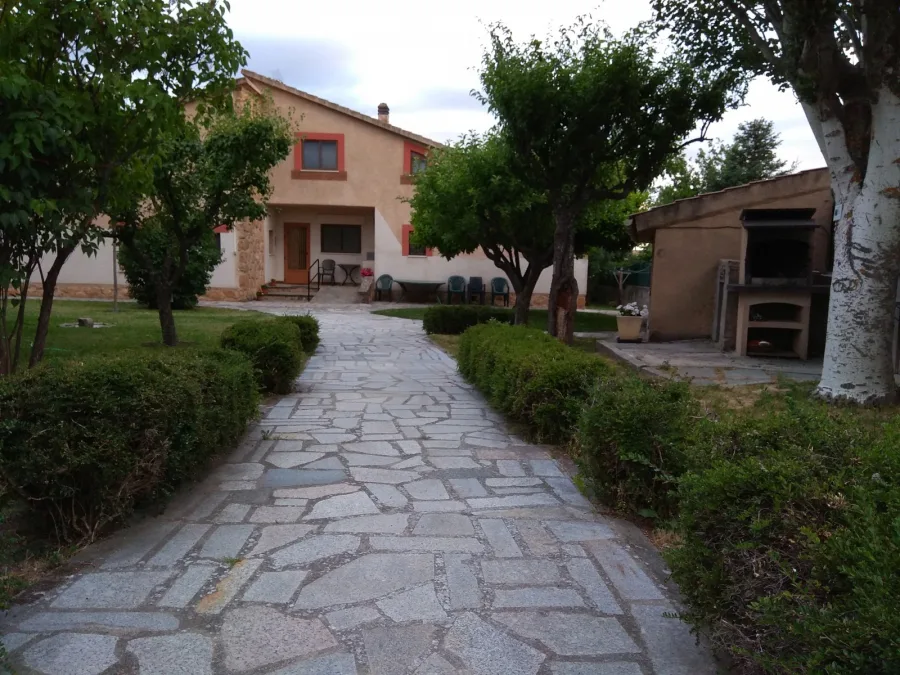 Fachada Norte y jardín Fachada Norte y jardín