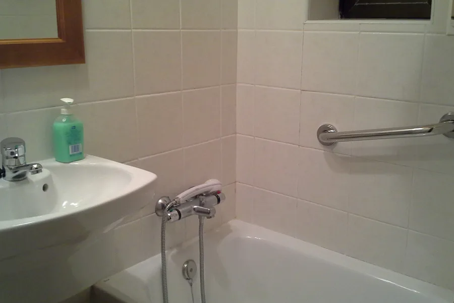 Baño 3, parte, con media bañera Baño 3, parte, con media bañera