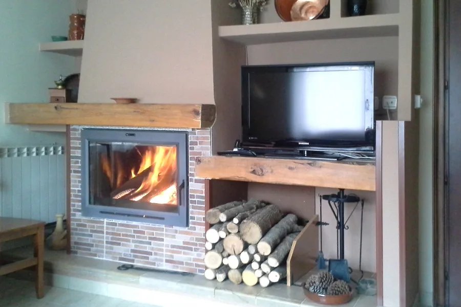 Salón, chimenea y TDT Salón, chimenea y TDT